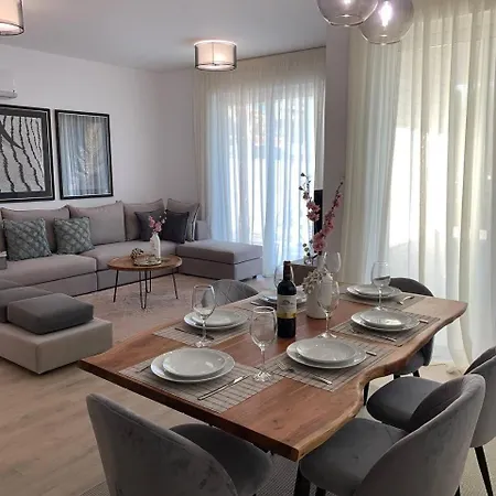 ヴィラ 2 Golden View *