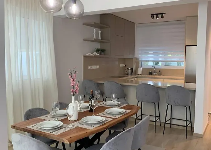 2 Golden View Villa Peyia